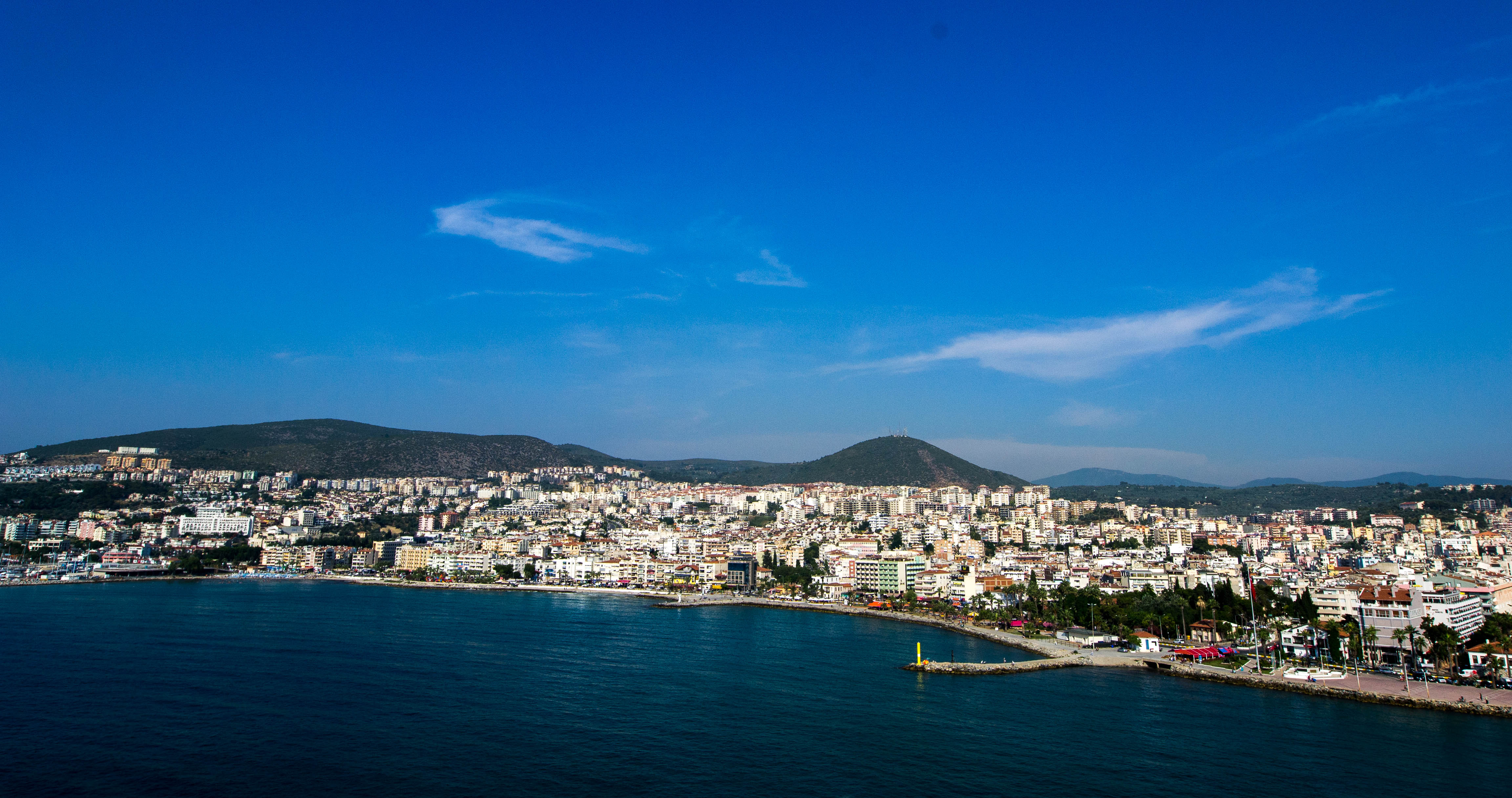 Kuşadası sahil ve şehir görünümü